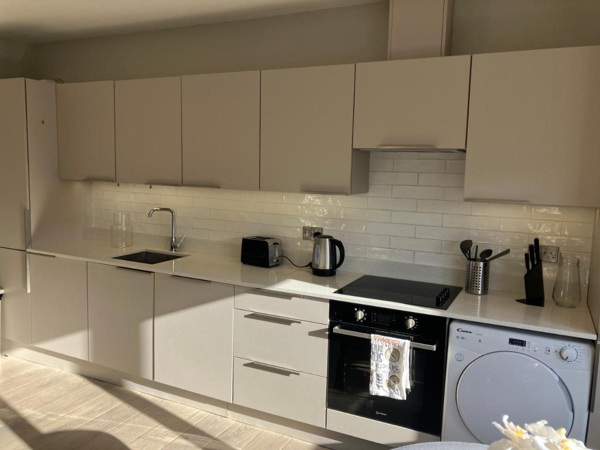 Splendid 2 Bed Flat With Private Terrace In Wimbledon - 2 The Queens Apartment London Ngoại thất bức ảnh